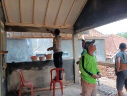 Bhabinkamtibmas Desa Boros Sambangi Warga Desa Binaanya