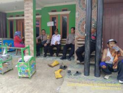 Aipda Tata Sasmita bersama Bripka Agus Sukmana melaksanakan sambang/silatrahmi kamtibmas ke warga masyarakat