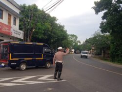 Personel Lalu – lintas Polsek Tomo Laksanakan Penjagaan dan Pengaturan Lalin dipertigaan Cijelag.