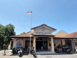 Bendera Merah Putih Lusuh Dibiarkan berkibar di Depan Balai Desa Genteng