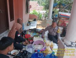 Aiptu Aceng, SH bersama Bripka Yuyun Yuwana melaksanakan sambang/silatrahmi kamtibmas ke warga masyarakat
