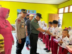 Dukung Program Pemerintah, Kapolsek Kertajati Berikan Susu Serta Makan Gratis Kepada Pelajar SDN 3 Bantarjati