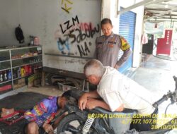 Bripka Dani Santika bersama Bripda Diwan Ahmad Sambang Warga masyarakat