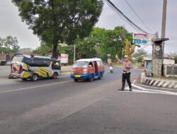 Panit Lantas Polsek Tomo Aipda Dian Kusdita Laksanakan Pengaturan Lalin Antisipasi Kemacetan dan Laka Lantas