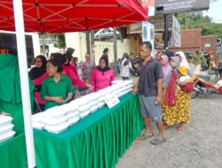 Kegiatan Sosial Wareug Bhaper yang diselenggarakan Bhayangkari Polsek Tanjungkerta dan Persit Koramil/1003 Tanjungkerta.