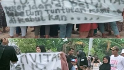 Emak – Emak warga Desa Sukatenang Protes Jalan yang Rusak Tak Kunjung Diperbaiki