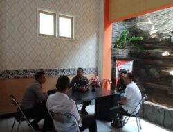 Polsek Sukasari melaksanakan kegiatan Jumat Curhat untuk menampung aspirasi warga dan meningkatkan kinerja Polri sebagai pelindung dan pengayom masyarakat.