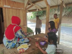 Kapolsek Tanjungmedar bersama anggota melaksanakan sambang/silatrahmi kamtibmas ke warga masyarakat 