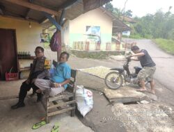 Aipda Tata Sasmita bersama Bripka Agus Sukmana melaksanakan sambang/silatrahmi kamtibmas ke warga masyarakat 
