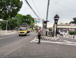 Panit Lantas Polsek Tomo Aipda Dian Kusdita Laksanakan Pengaturan Lalin Antisipasi Kemacetan dan Laka Lantas