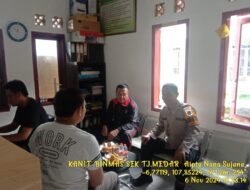 Aiptu Nana Sujana Bhabinkamtibmas Polsek Tanjungmedar Polres Sumedang sambangi aparatur Desa Wargaluyu