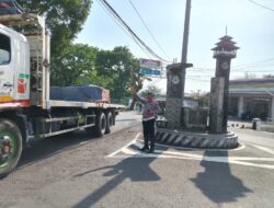 Panit Lantas Polsek Tomo Aipda Dian Kusdita Laksanakan Pengaturan Lalin Antisipasi Kemacetan dan Laka Lantas.
