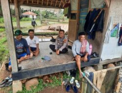 Polsek Sukasari melaksanakan kegiatan Jumat Curhat untuk menampung aspirasi warga dan meningkatkan kinerja Polri sebagai pelindung dan pengayom masyarakat.