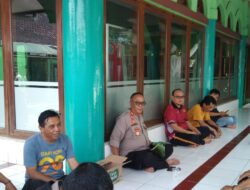 Kapolsek Tomo Laksanakan Program Jumat Curhat di Masjid Nurul Iman Desa Tomo.