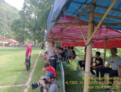 Bripka Yuyun Yuwana monitoring dan pengamanan Pertandingan sepak bola yang diadakan untuk memeriahkan peringatan hari ulang tahun ke-38 Dusun Pondok