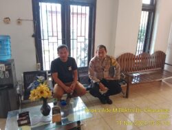Bripka Ade Mulyana Bhabinkamtibmas Desa Cikaramas Tanjungmedar Polres Sumedang melaksanakan sambang/silatrahmi kamtibmas ke aparatur Desa Cikaramas