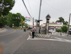 Aipda Dian Kusdita Panit Lantas Polsek Tomo Laksanakan Pengaturan Lalin Antisipasi Kemacetan dan Laka Lantas