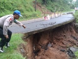 Jalan Penghubung Kecamatan Sadang dan Karangsambung Ambles, Warga Diimbau Berhati-Hati