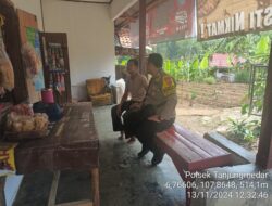 Aipda Tata Sasmita bersama Bripka Agus Sukmana Laksanakan Sambang Kamtibmas dan Dumas Keliling di Tanjungmedar dalam Rangka BEYOND TRUST PRESISI