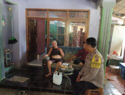 Bripka Novan Bhabinkamtibmas Polsek Tomo Silaturahmi dengan Warga Binaan dan Berikan Pesan-pesan Kamtibmas.