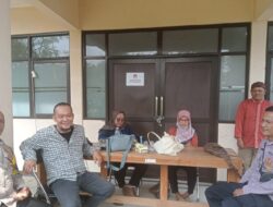 Anggota Polsek Tanjungkerta Polres Sumedang Mengamankan Gudang Logistik Pemilu PPK Tanjungkerta 