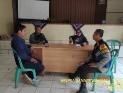 Bripka Dani Santika sambangi aparatur desa serta dumas keliling dalam rangka BEYOND TRUST PRESISI di wilayah Kec. Tanjungmedar