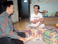 Senyum Munfiq UPZ An Nur Lihat Lansia Bahagia Terima Bantuan UPZ Musola An Nur Rejasari