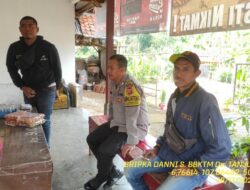 Bripka Dani Santika bersama Bripda Diwan sambangi warga masyarakat serta dumas keliling dalam rangka BEYOND TRUST PRESISI di wilayah Kec. Tanjungmedar