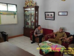 Bripka Dani Santika bersama Bripda Diwan melaksanakan sambang/silatrahmi Kamtibmas ke aparatur Desa.