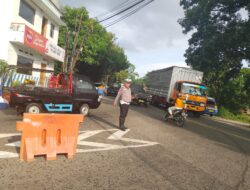 Panit Lantas Polsek Tomo Aipda Dian Kusdita Laksanakan Pengaturan Lalin Antisipasi Kemacetan dan Laka Lantas.