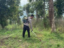 Polsek Sukasari melaksanakan kerja bakti bahu Jalan dan selokan Bersama Masyarakat Desa Mekarsari