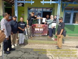 Bhabinkamtibmas Desa Mulyasari Laksanakan Pengawalan Pergeseran Logistik Pilkada Th 2024 dari gudang PPS ke masing masing TPS
