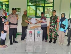 Bhabinkamtibmas Desa Margamukti Laksanakan Pengawalan pergeseran Logistik Pilkada th 2024 dari gudang PPS ke masing masing TPS