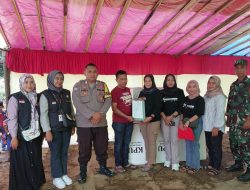 Bripka Fariz Fahsya S.Sos Laksanakan Pengawalan pergeseran Logistik Pilkada Th 2024 dari gudang PPS ke masing masing TPS di Desa Mekarjaya