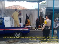 Bhabinkamtibmas Kelurahan Kotakaler Laksanakan Pengawalan Pergeseran Logistik Pilkada th 2024 dari Gudang PPS ke masing-masing TPS Kelurahan Kota Kaler