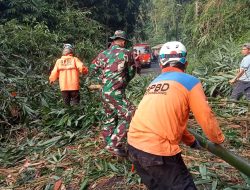 Penanganan Longsor Rumpun Bambu di Jalur Atas Cadas Pangeran Dipimpin oleh Sersan Ilham