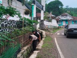 Kegiatan Bersih-Bersih Teras Hijau oleh Bhabinkamtibmas Desa Wargaluyu