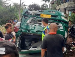 Tidak Bisa Kuasai Kendaraan, Truk Tanpa Muatan Terguling di Jalan Suruh-Karanggede.