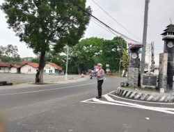 Panit Lantas Polsek Tomo Aipda Dian Kusdita Laksanakan Pengaturan Lalin Antisipasi Kemacetan dan Laka Lantas