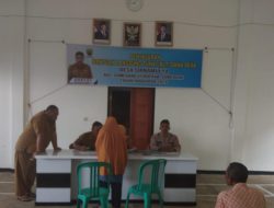 Aipda Rudi Kurniawan Monitoring Penyaluran Bantuan langsung tunai ( BLT) dana desa di Aula Desa Sirnamulya