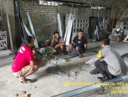 Bripka Dani Santika bersama Bripda Diwan sambangi warga masyarakat serta dumas keliling dalam rangka BEYOND TRUST PRESISI