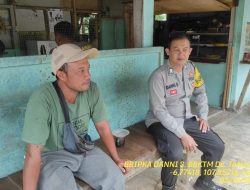 Bripka Dani Santika bersama Bripda Diwan sambangi Warga masyaraka