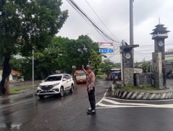 Satuan Lalu – lintas Polsek Tomo Laksanakan Penjagaan dan Pengaturan Lalin dipertigaan Cijelag.