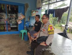 Aipda Tata Sasmita bersama Bripka Agus Sukmana melaksanakan sambang/silatrahmi kamtibmas ke warga masyarakat