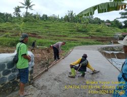 Bhabinkamtibmas Desa Kamal, melaksanakan kegiatan monitoring pembangunan infrastruktur jalan