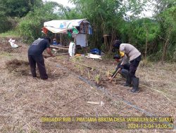 Brigadir Riri Tri Pratama Laksanakan Kegiatan Sambang Silaturahmi Kamtibmas dan Penyerahan Bibit dan Pupuk Kepada Petani