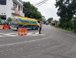 Aipda Dian Kusdita Panit Lantas Polsek Tomo Laksanakan Pengaturan Lalin Antisipasi Kemacetan dan Laka Lantas