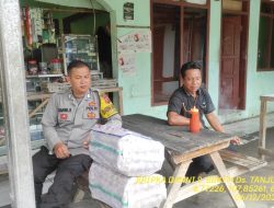 Bripka Dani Santika bersama Bripda Diwan sambangi Warga masyaraka
