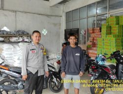 Bripka Dani Santika bersama Bripda Diwan sambangi Warga masyaraka