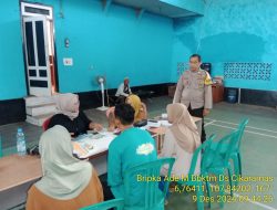Bripka Ade Mulyana Monitoring Penyaluran BPNT di Desa Cikaramas